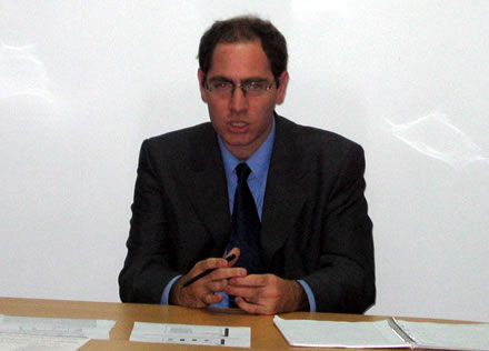 Pedro Isern Munn� durante su exposici&oacute;n en la sede de CADAL