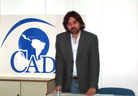 Carlos Gervasoni durante su exposici&oacute;n en la sede de CADAL